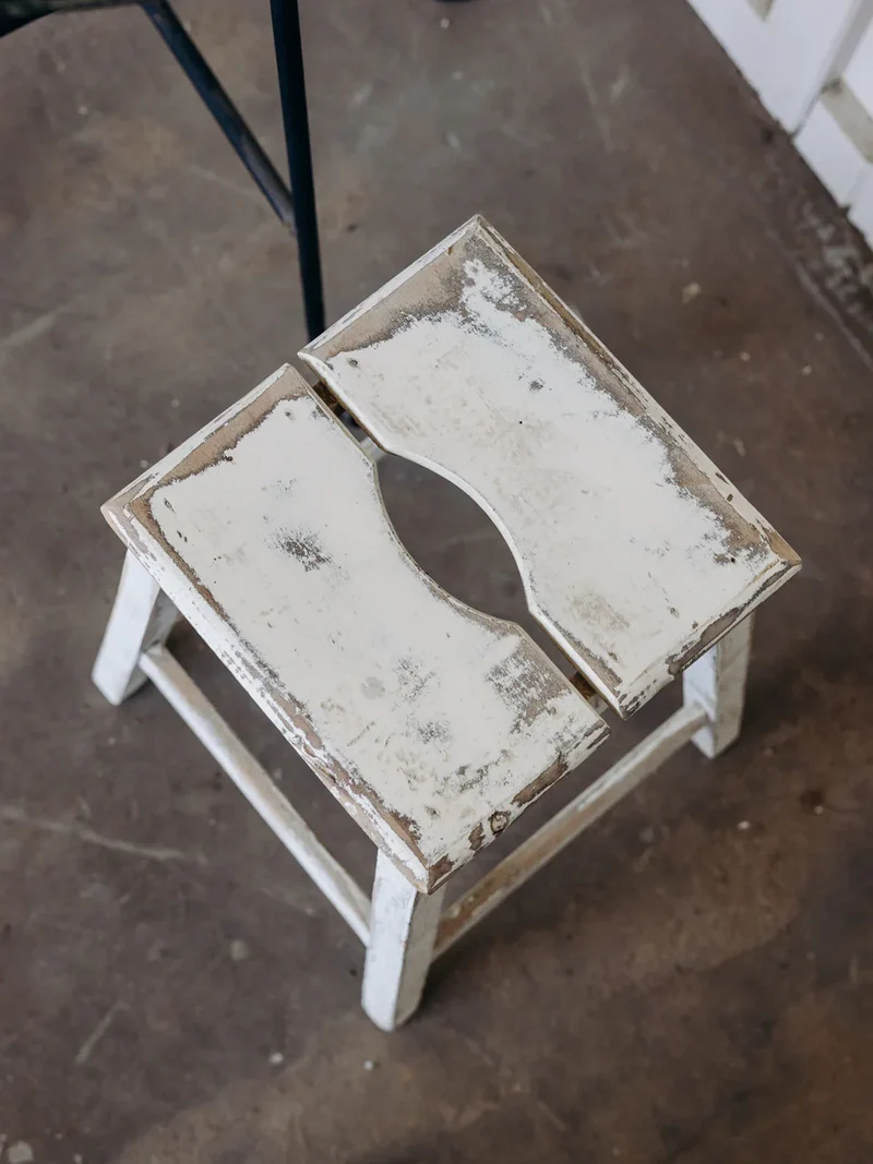 Regis, le tabouret blanc en bois N°495
