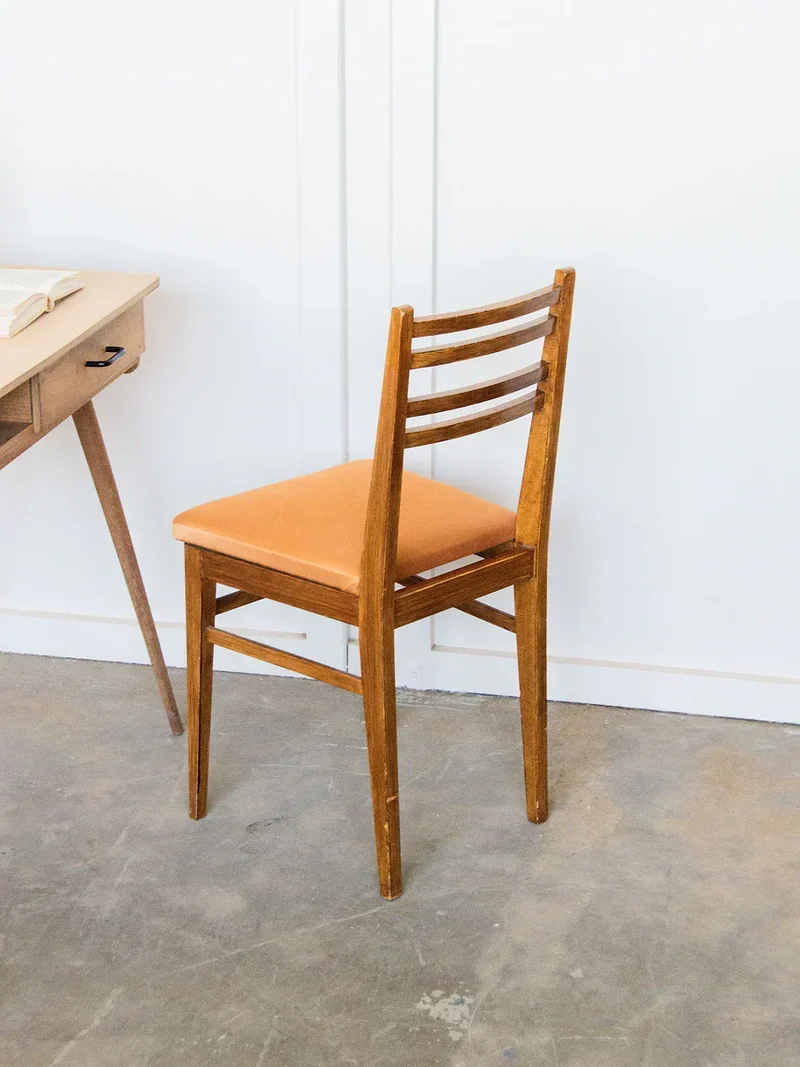 Alma, la chaise en bois orange N°326