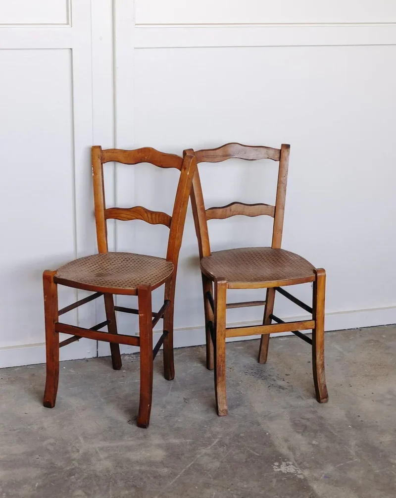 Claude, la paire de chaises en bois N°510
