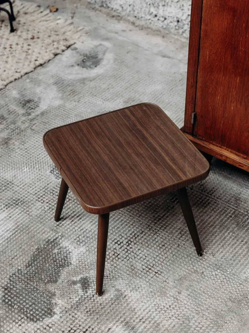 Hanna, la table d'appoint en formica N°397