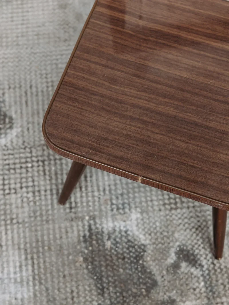 Hanna, la table d'appoint en formica N°397