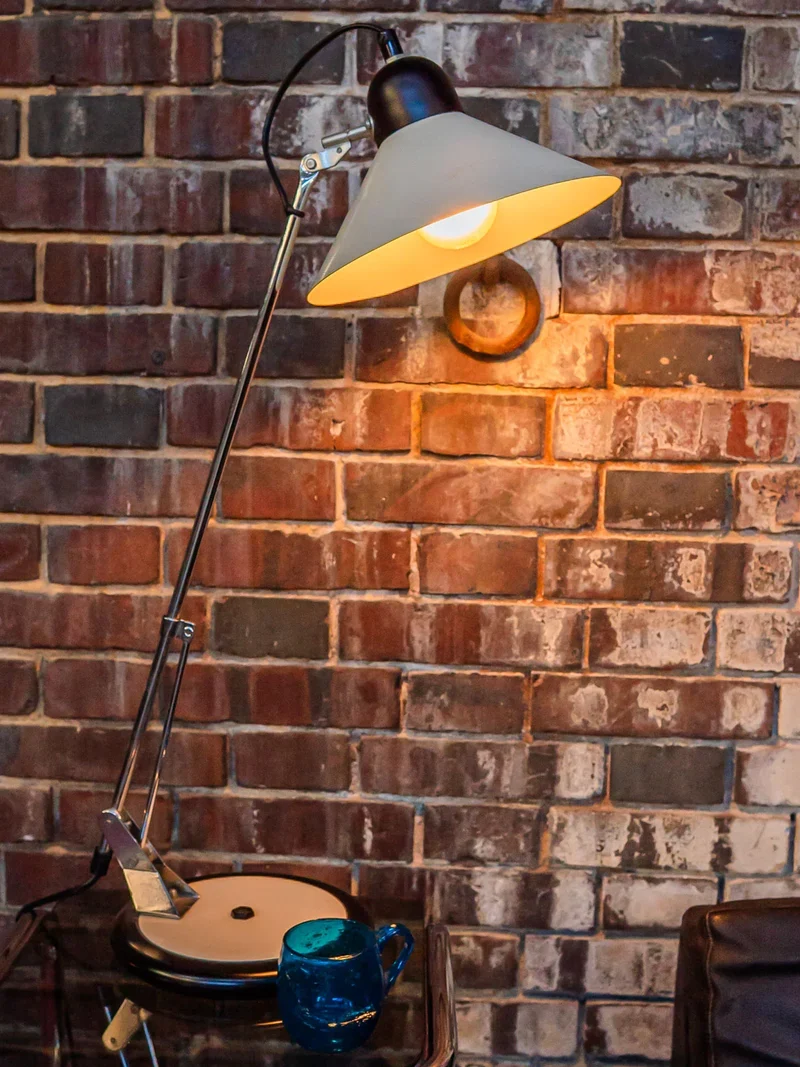 Julia, la lampe à poser en métal N°469
