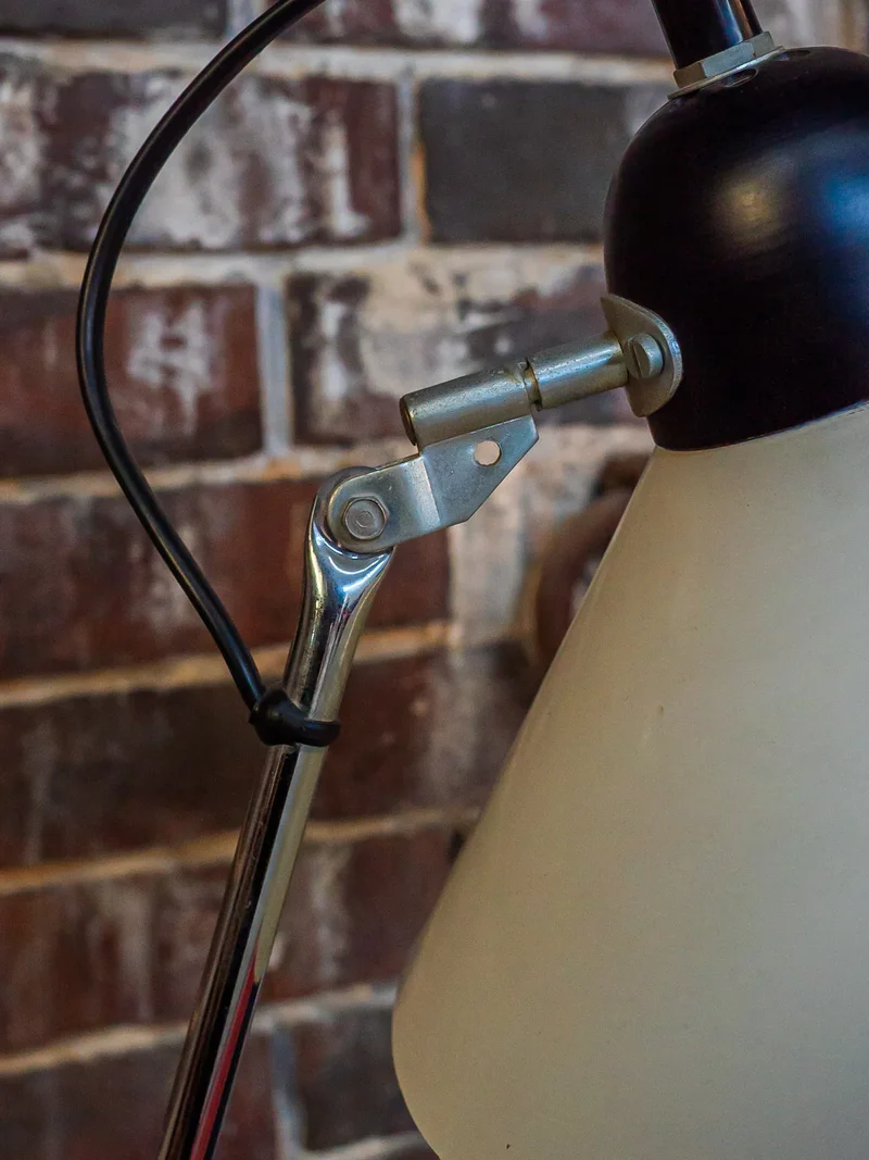 Julia, la lampe à poser en métal N°469