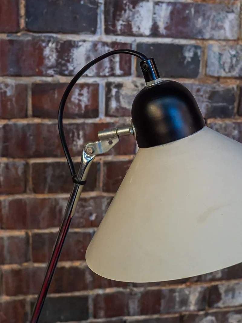 Julia, la lampe à poser en métal N°469