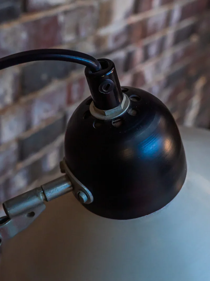Julia, la lampe à poser en métal N°469