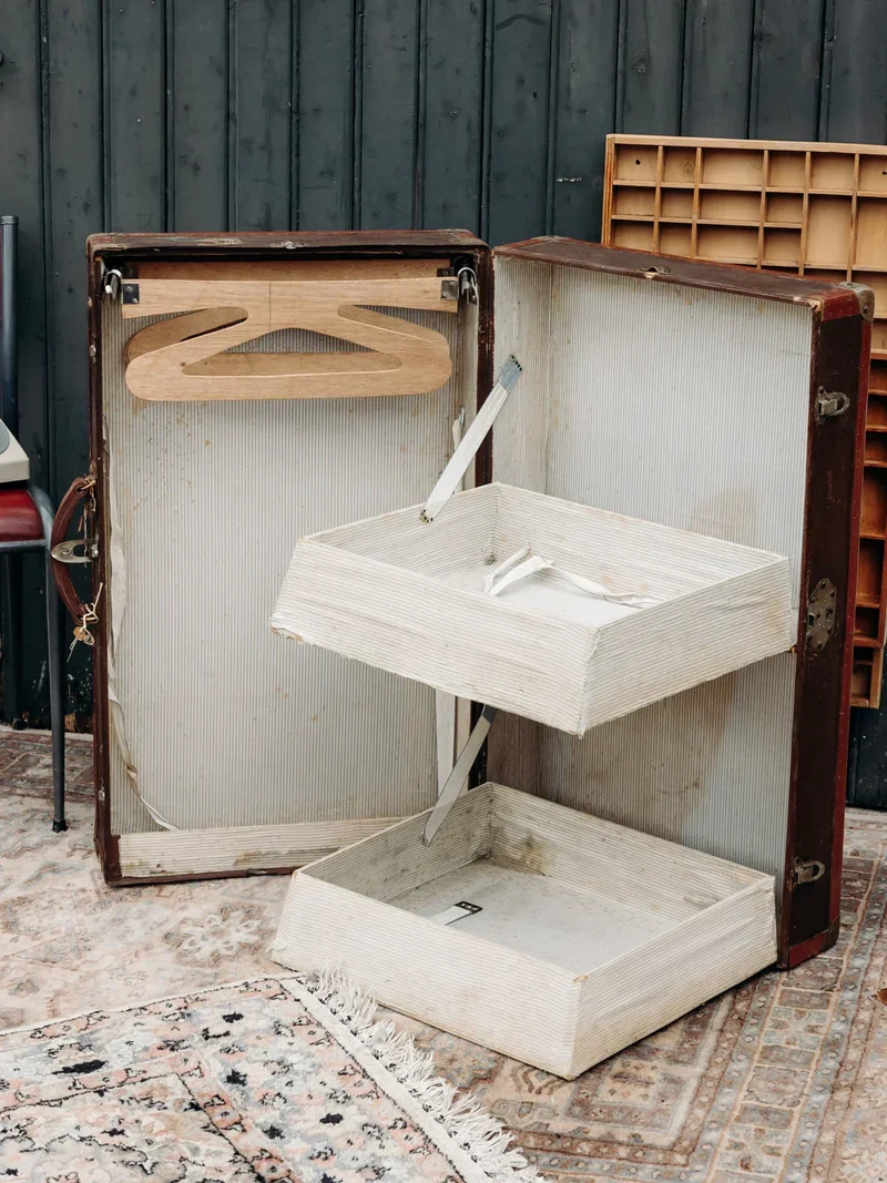 Lucienne, la malle armoire cartonnée N°188