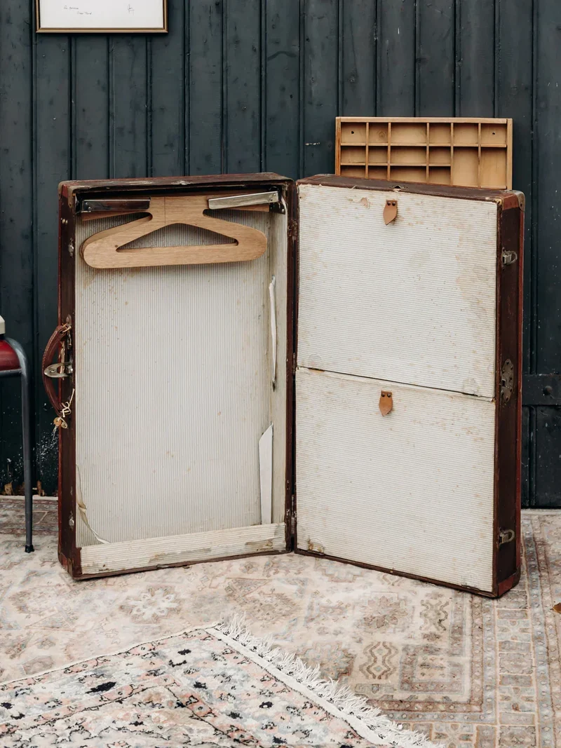 Lucienne, la malle armoire cartonnée N°188