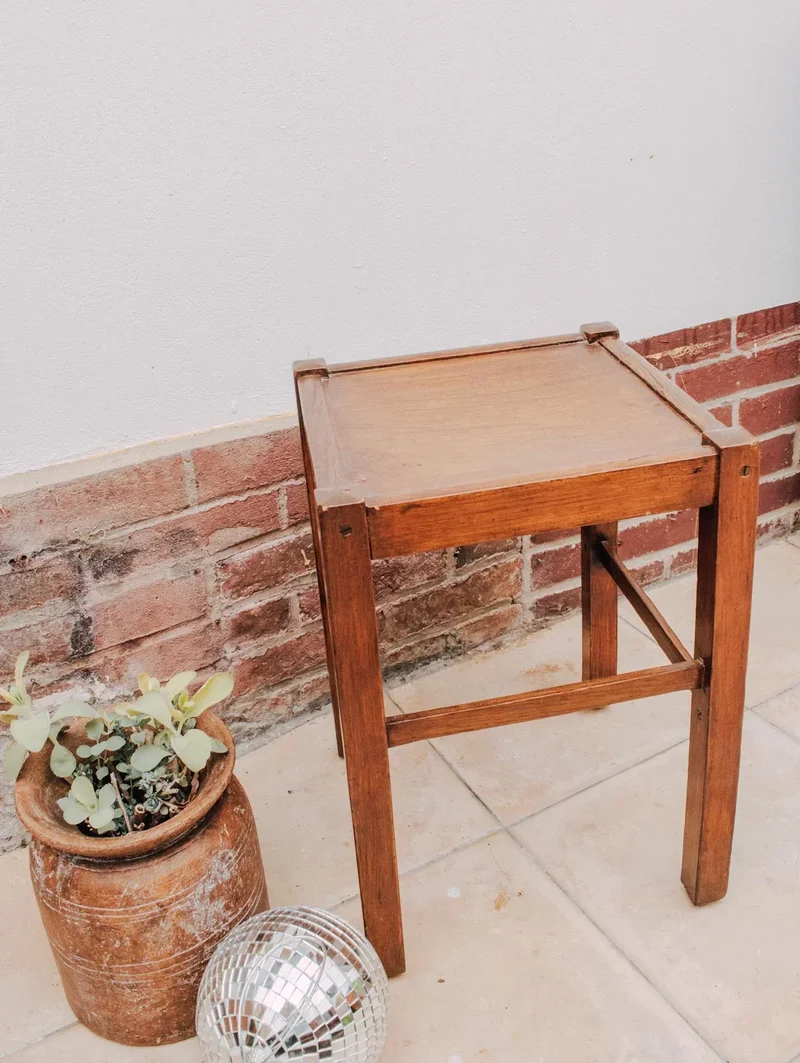 Regis, le tabouret en chêne N°543