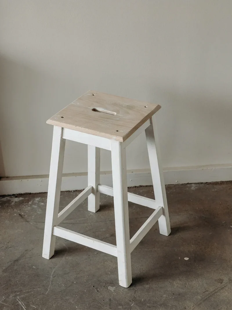 Regis, le tabouret haut en bois N°542