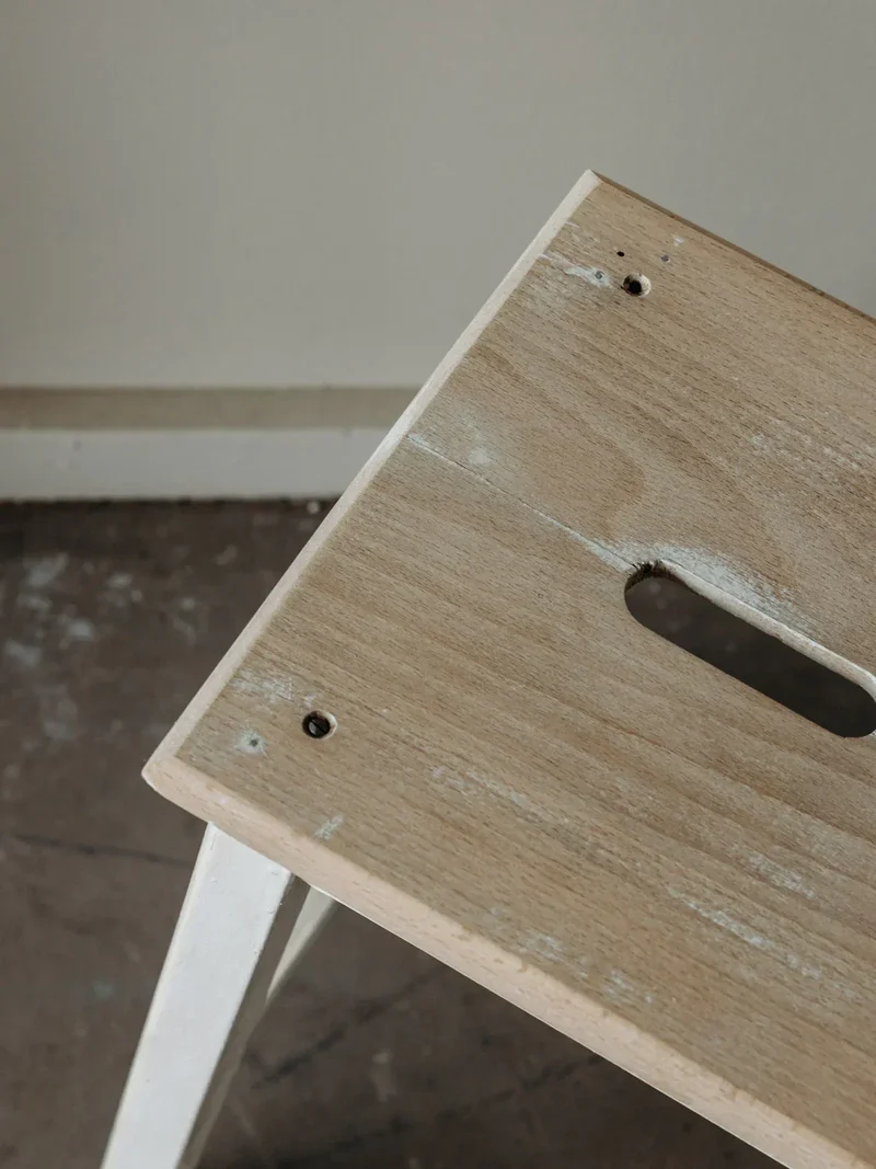Regis, le tabouret haut en bois N°542