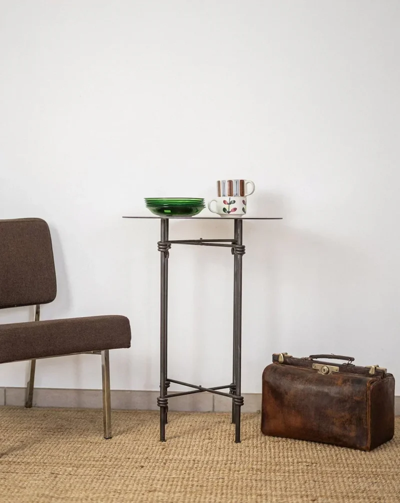 Hanna, la table d'appoint en métal N°628