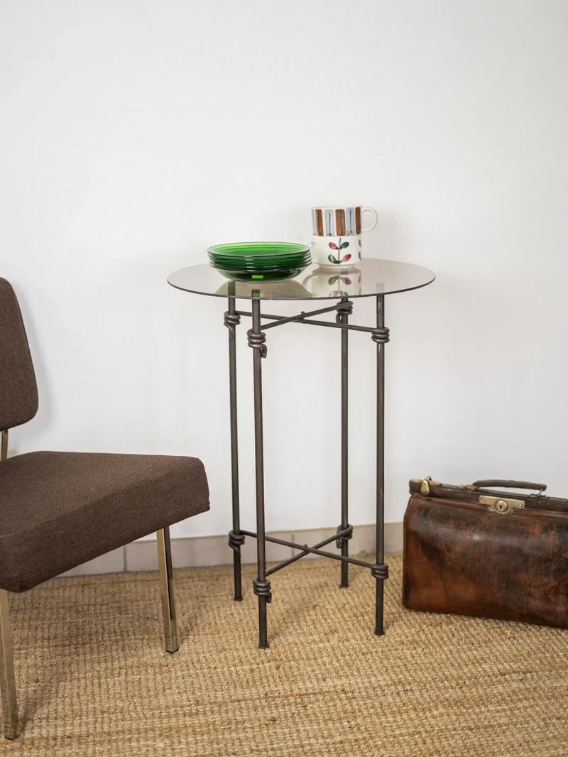 Hanna, la table d'appoint en métal N°628