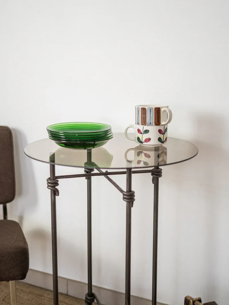 Hanna, la table d'appoint en métal N°628