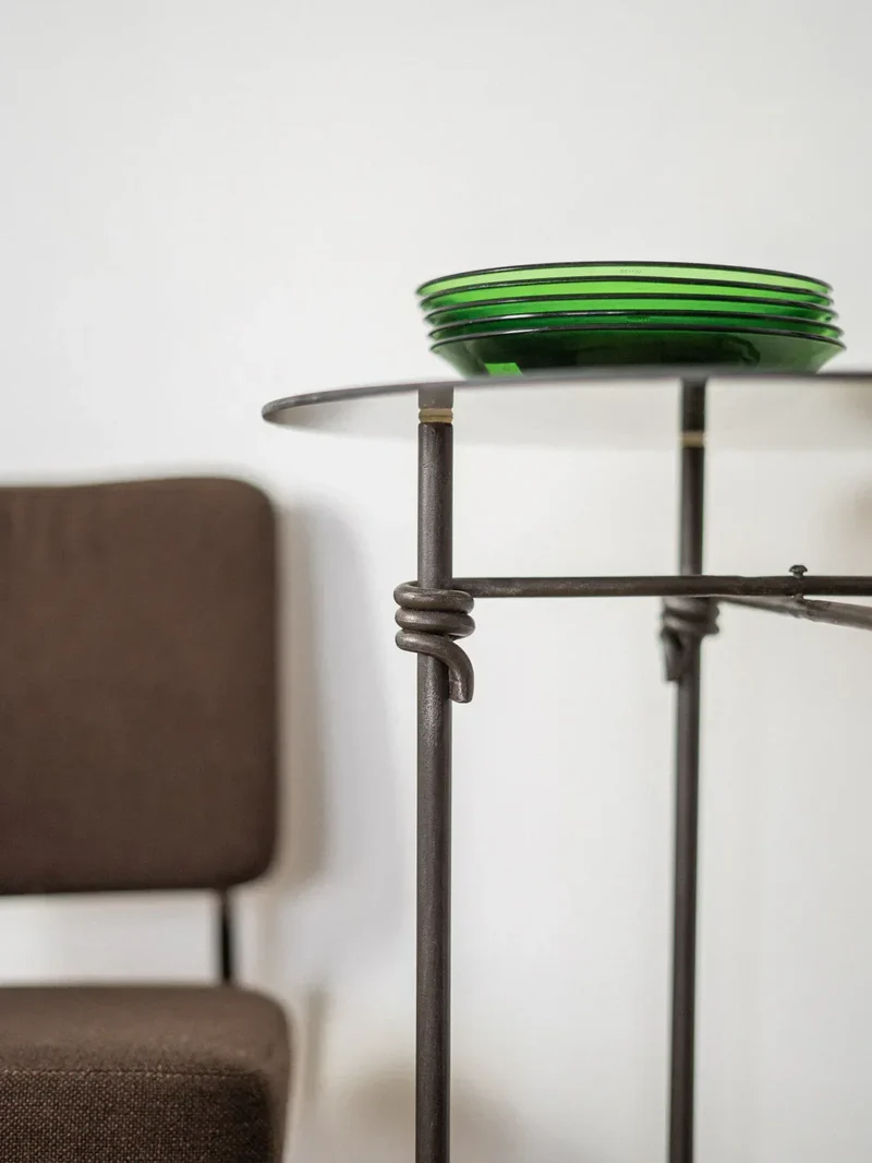 Hanna, la table d'appoint en métal N°628