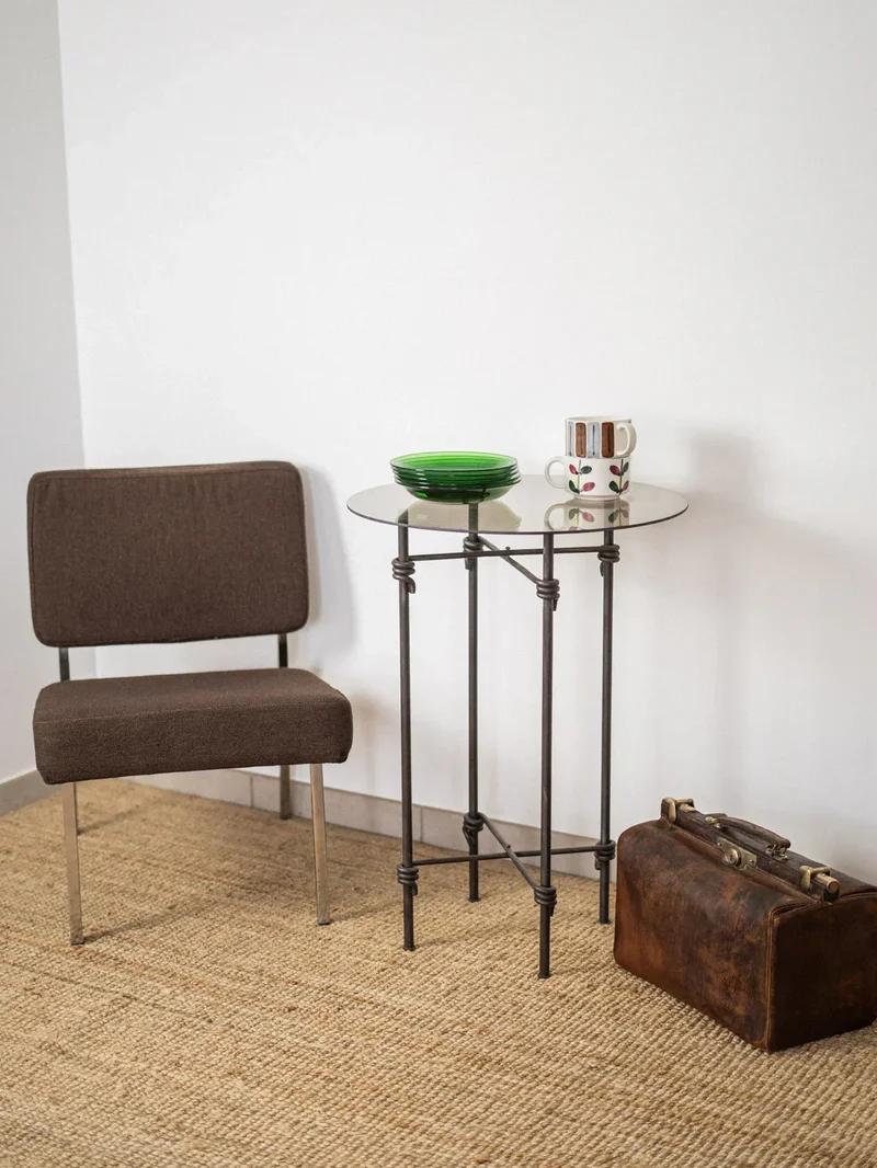 Hanna, la table d'appoint en métal N°628