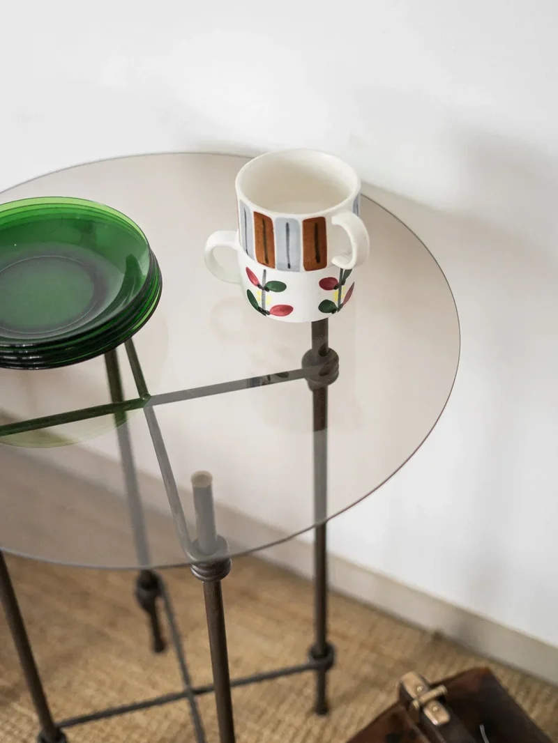 Hanna, la table d'appoint en métal N°628