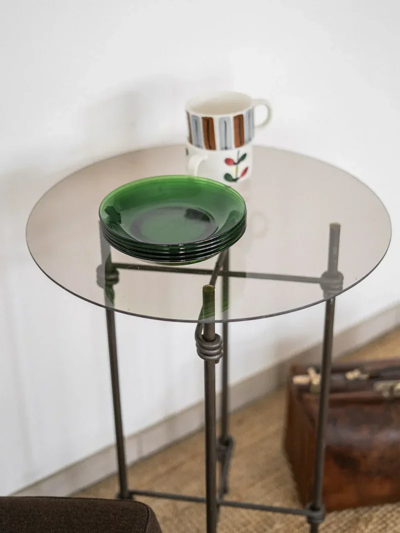 Hanna, la table d'appoint en métal N°628
