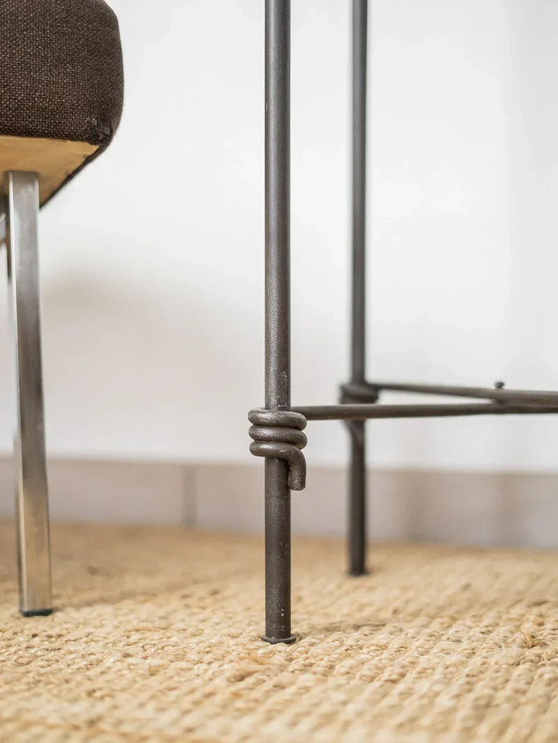 Hanna, la table d'appoint en métal N°628