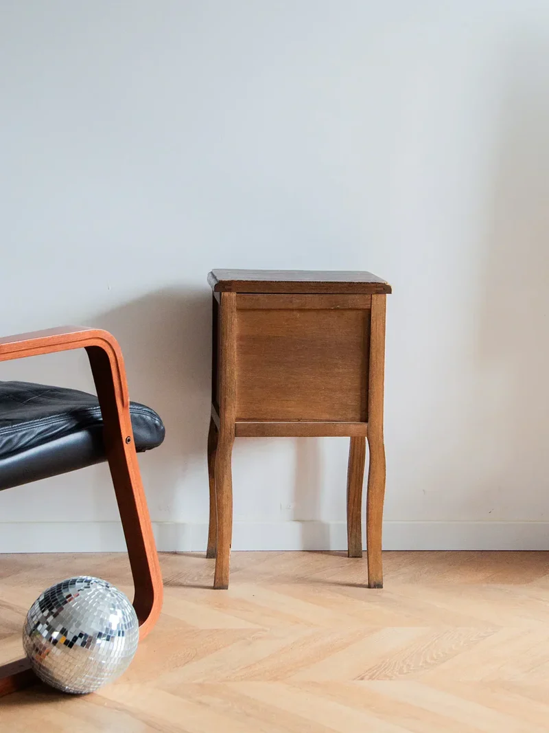 Odile, la table de chevet en bois N°537