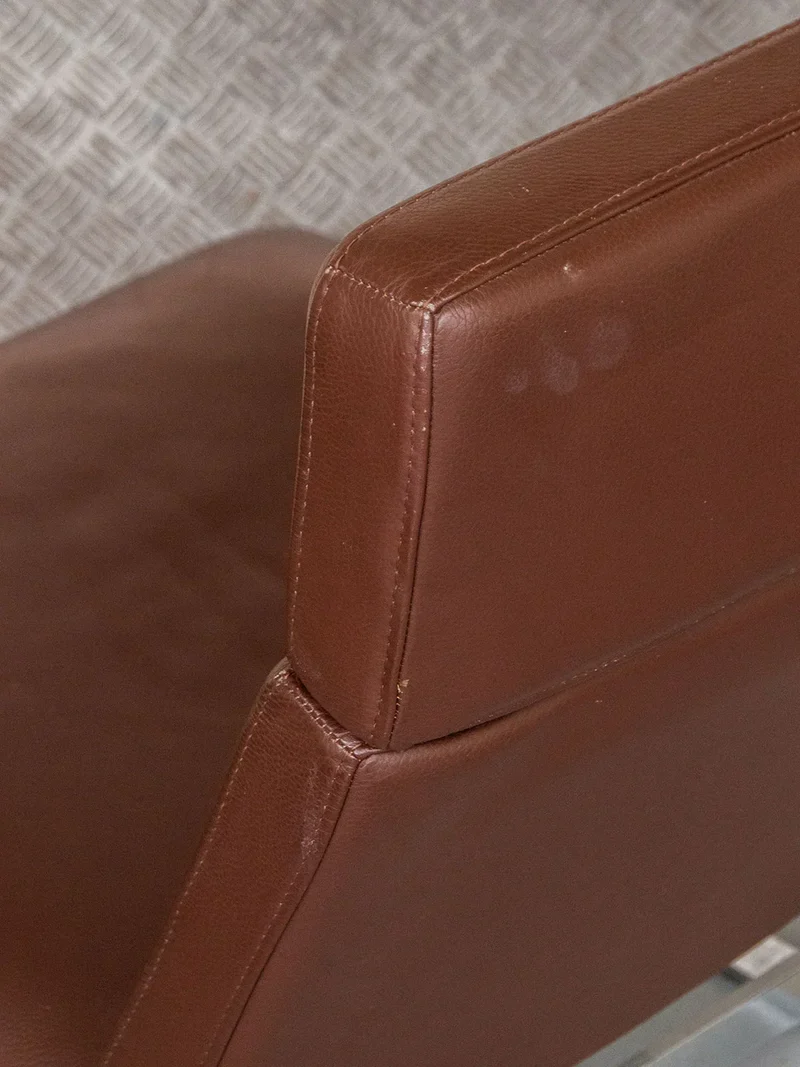 Jakob, le fauteuil en cuir marron N°367