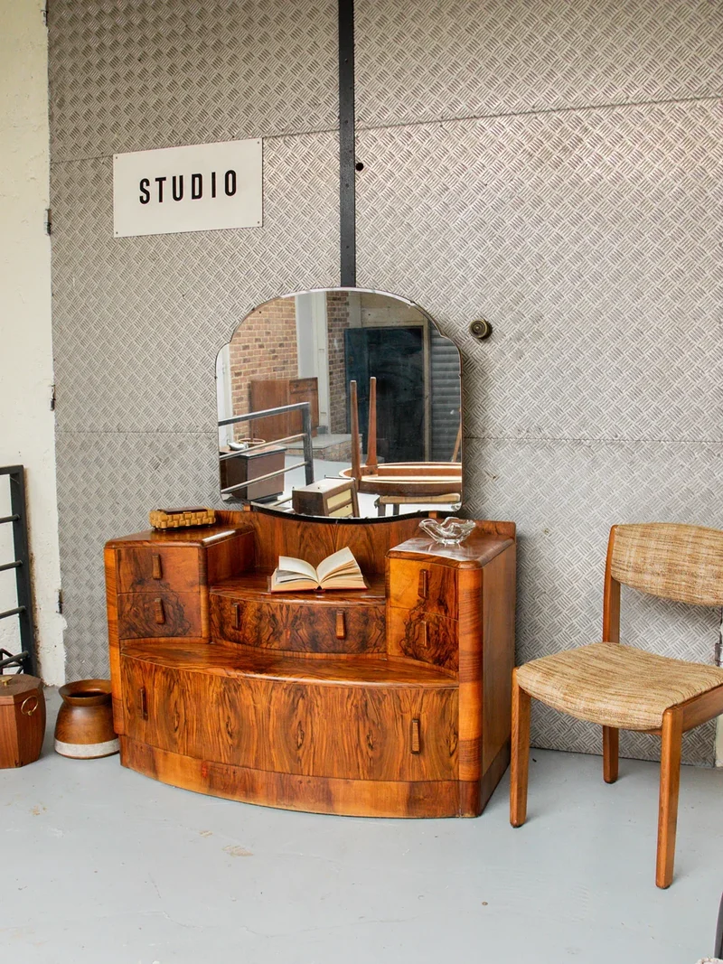 Louise, la coiffeuse en bois N°120