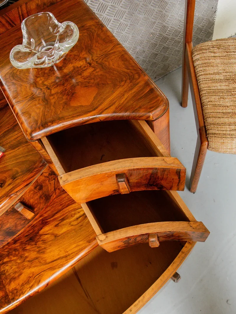 Louise, la coiffeuse en bois N°120