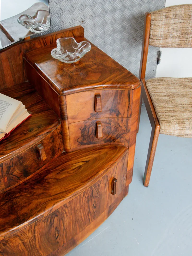 Louise, la coiffeuse en bois N°120