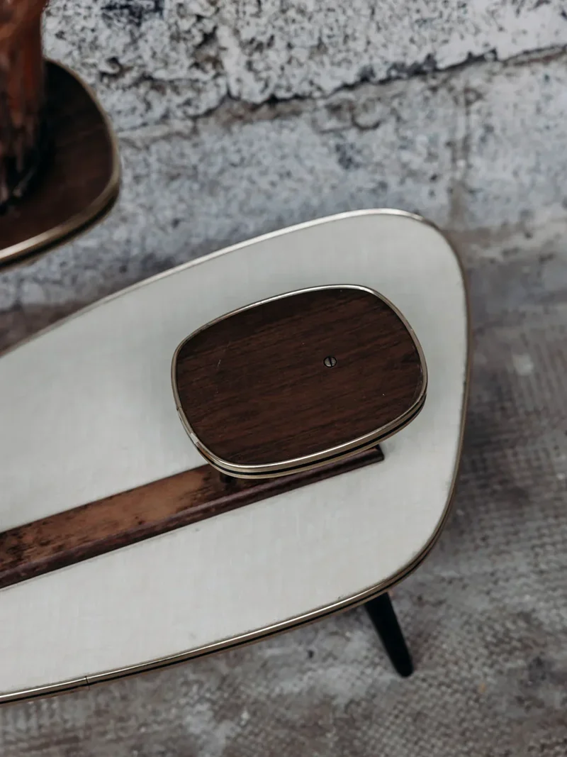 Ariel, le porte plante en formica N°427