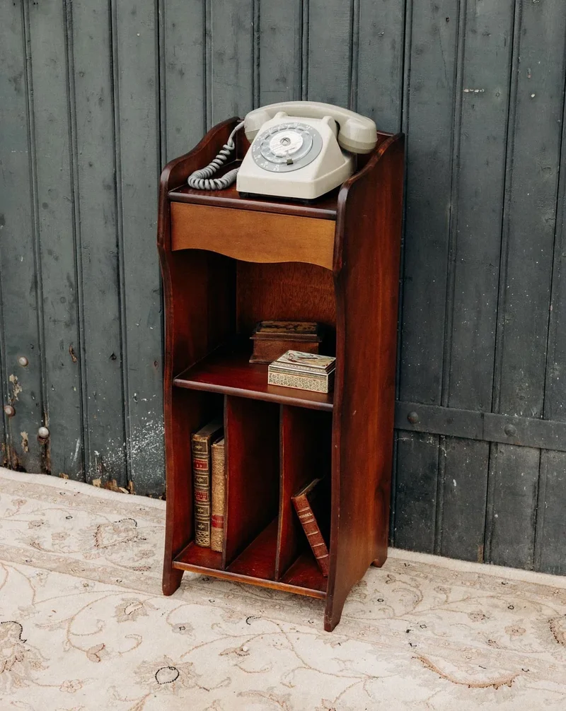 Francine, la table d'appoint en bois foncé N°753