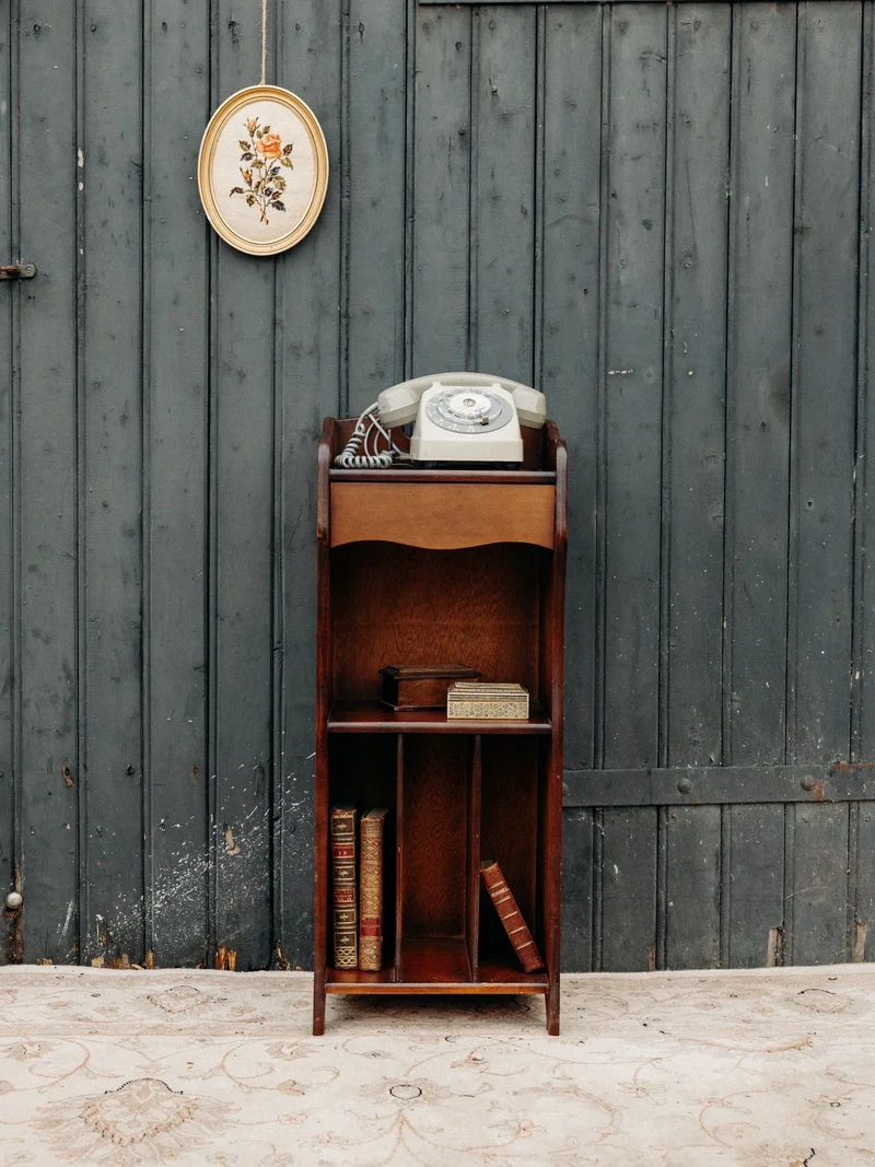 Francine, la table d'appoint en bois foncé N°753
