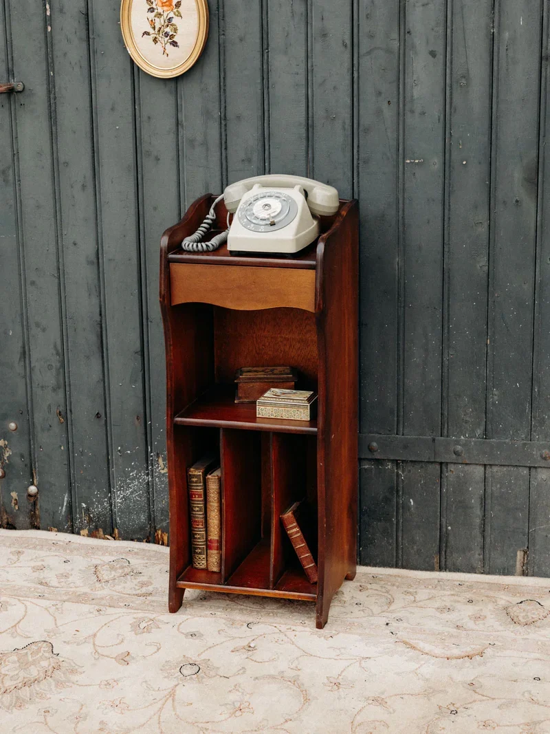 Francine, la table d'appoint en bois foncé N°753