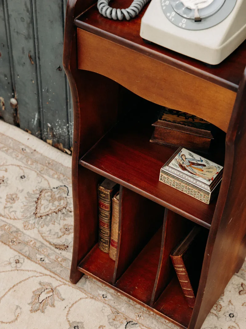 Francine, la table d'appoint en bois foncé N°753
