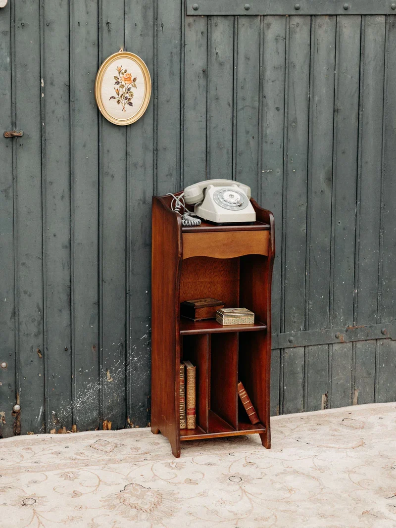 Francine, la table d'appoint en bois foncé N°753