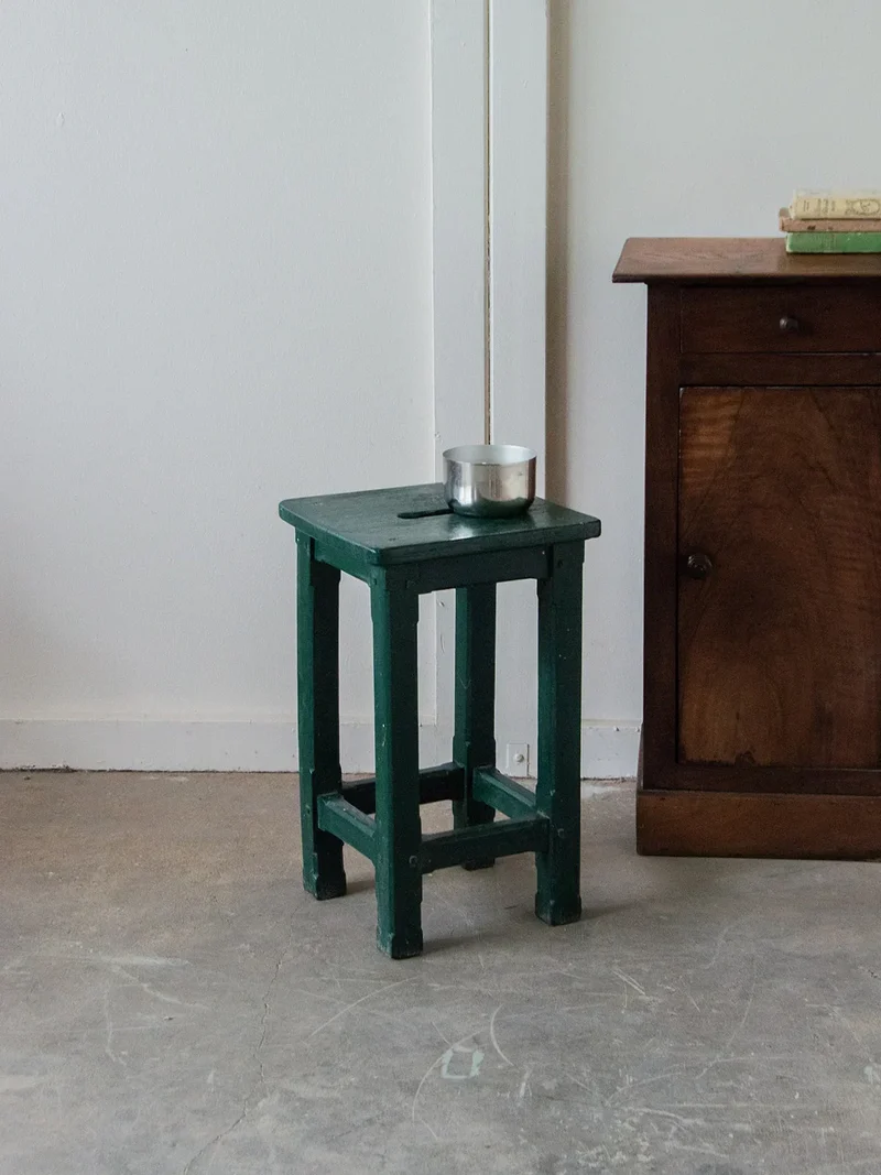 Regis, le tabouret vert en bois N°630