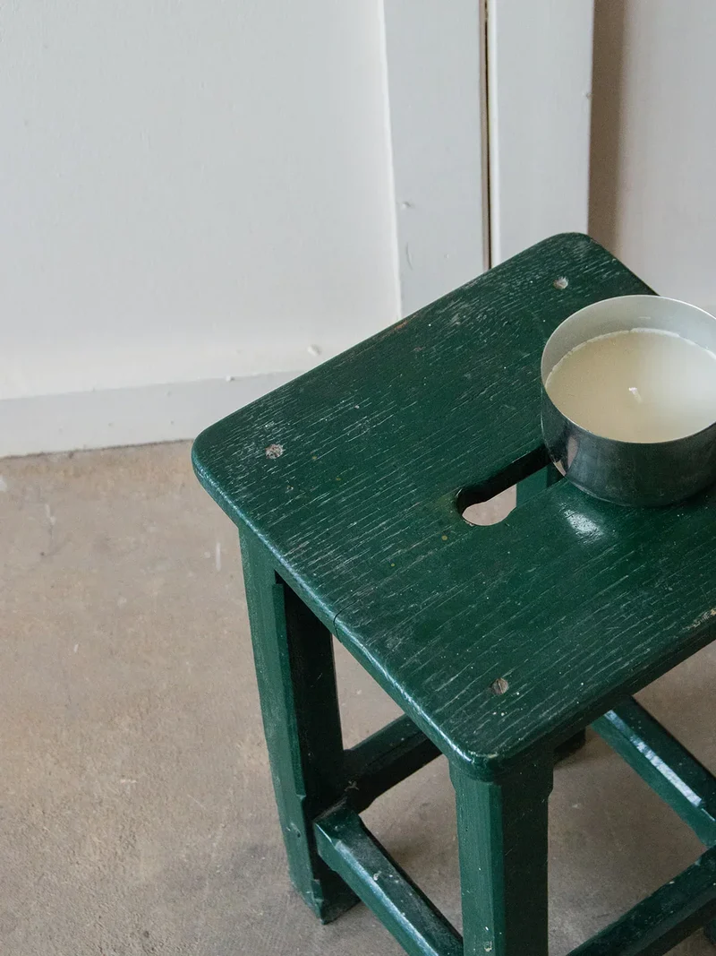 Regis, le tabouret vert en bois N°630
