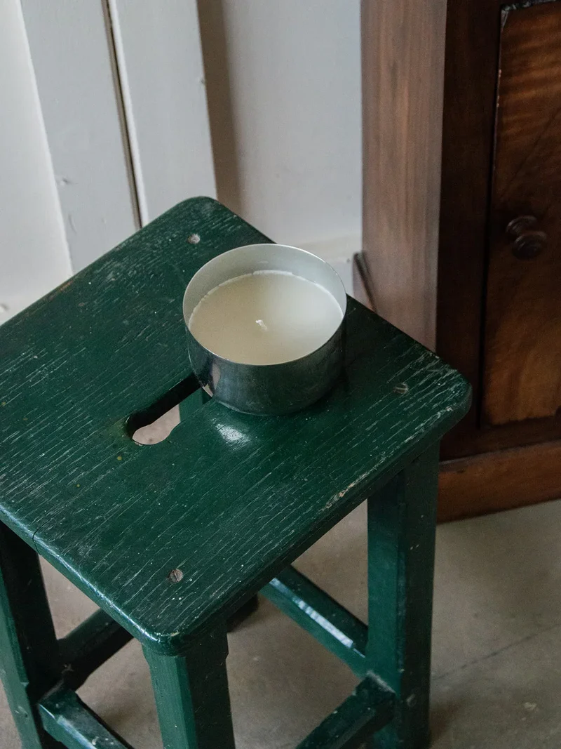 Regis, le tabouret vert en bois N°630