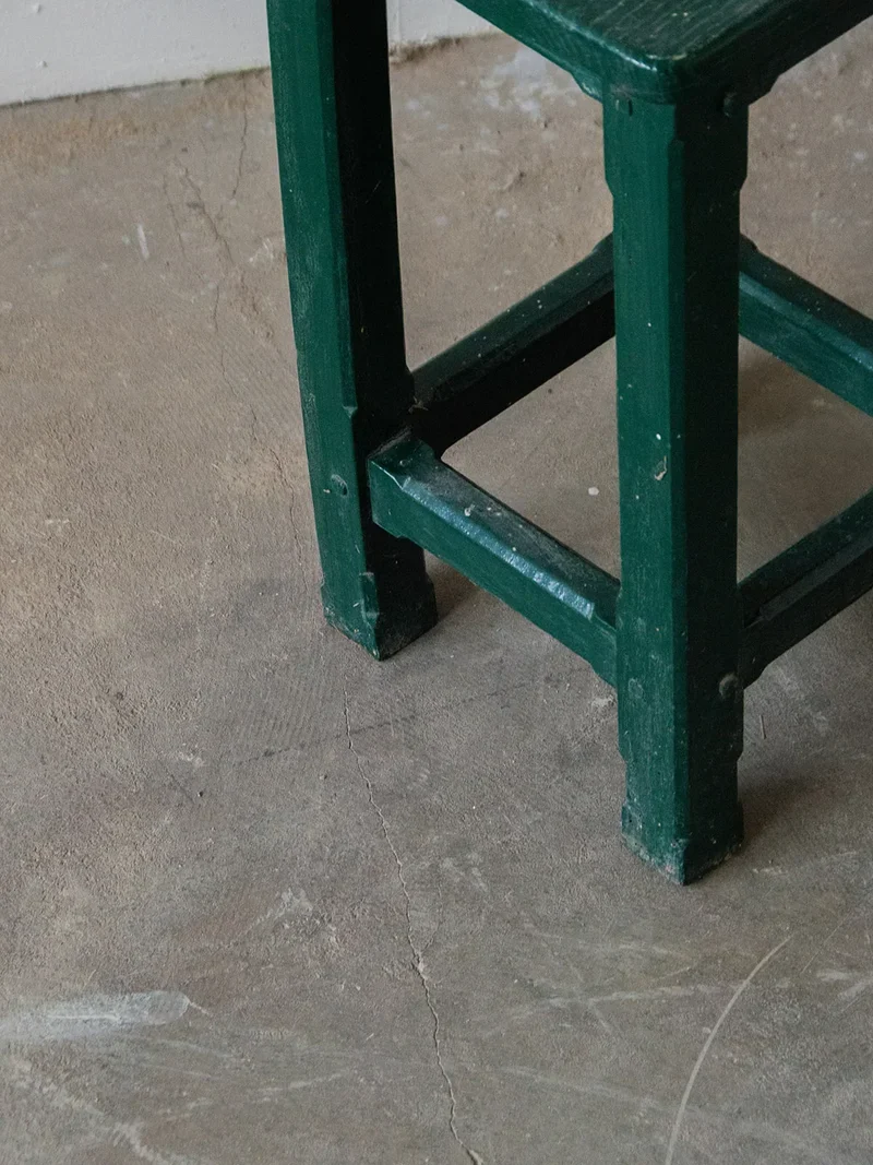 Regis, le tabouret vert en bois N°630