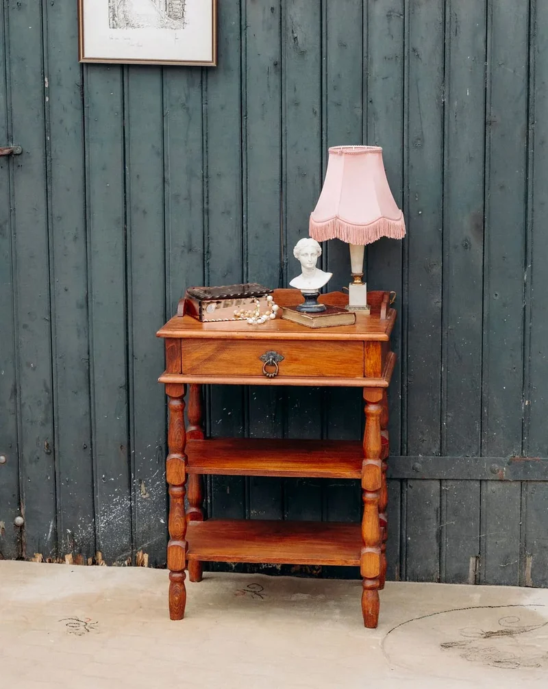 Francine, la table d'appoint en bois tourné N°752