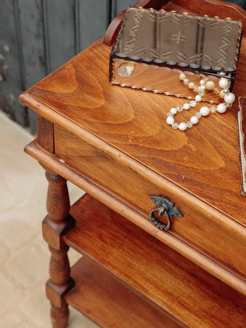 Francine, la table d'appoint en bois tourné N°752