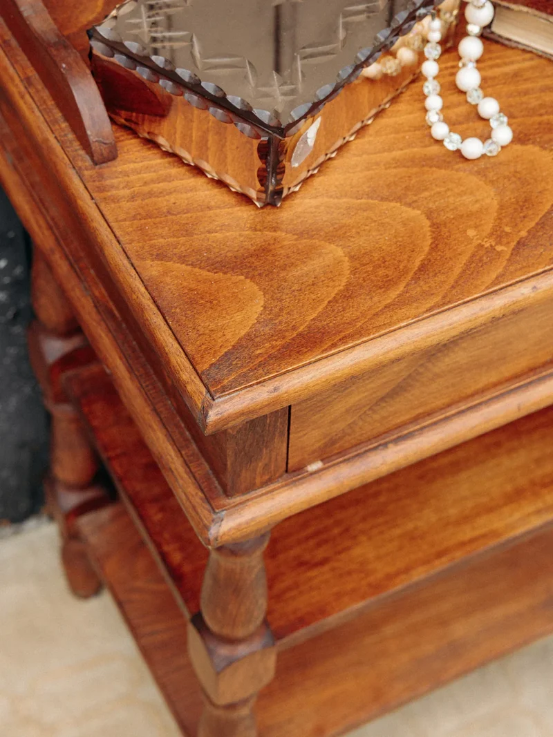 Francine, la table d'appoint en bois tourné N°752