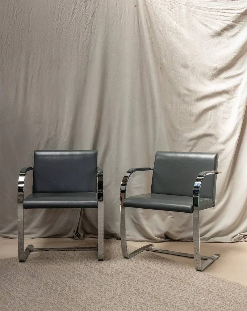 Jakob, la paire de fauteuils Brno en cuir N°532