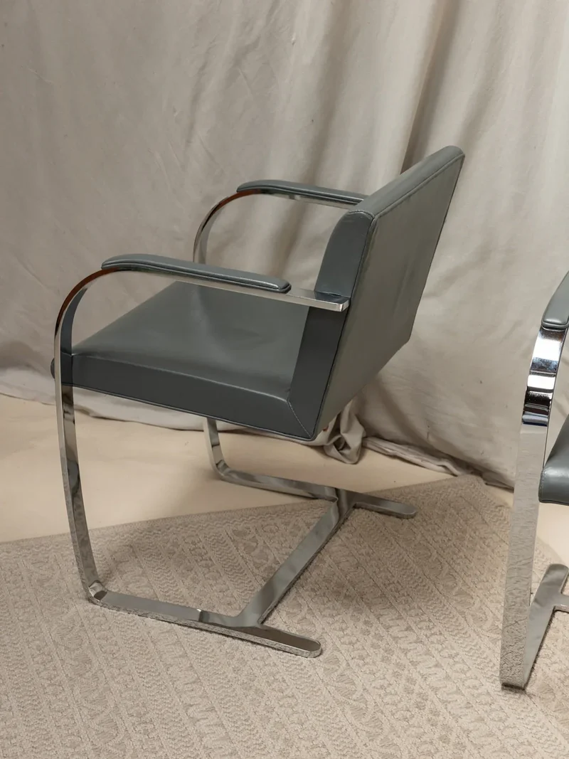 Jakob, la paire de fauteuils Brno en cuir N°532