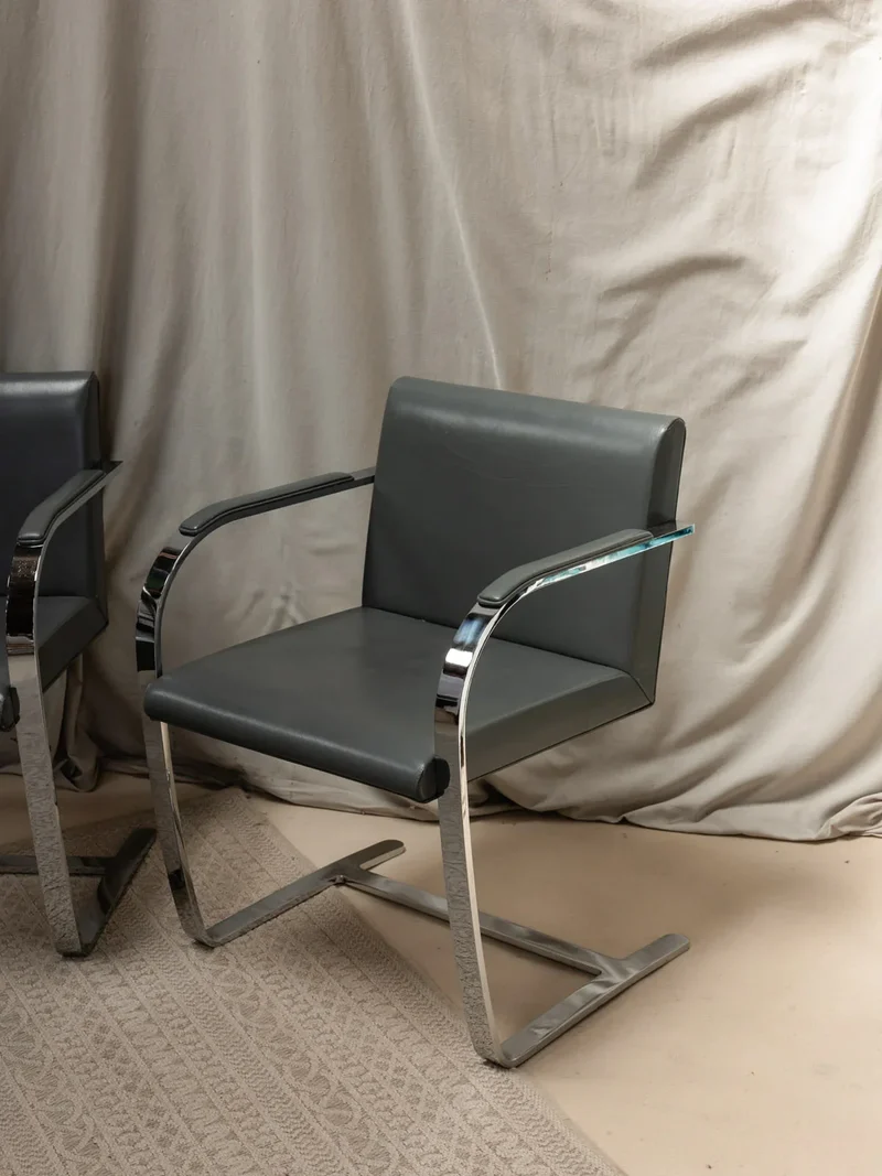 Jakob, la paire de fauteuils Brno en cuir N°532