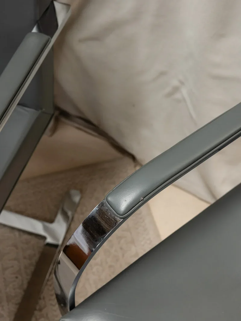 Jakob, la paire de fauteuils Brno en cuir N°532