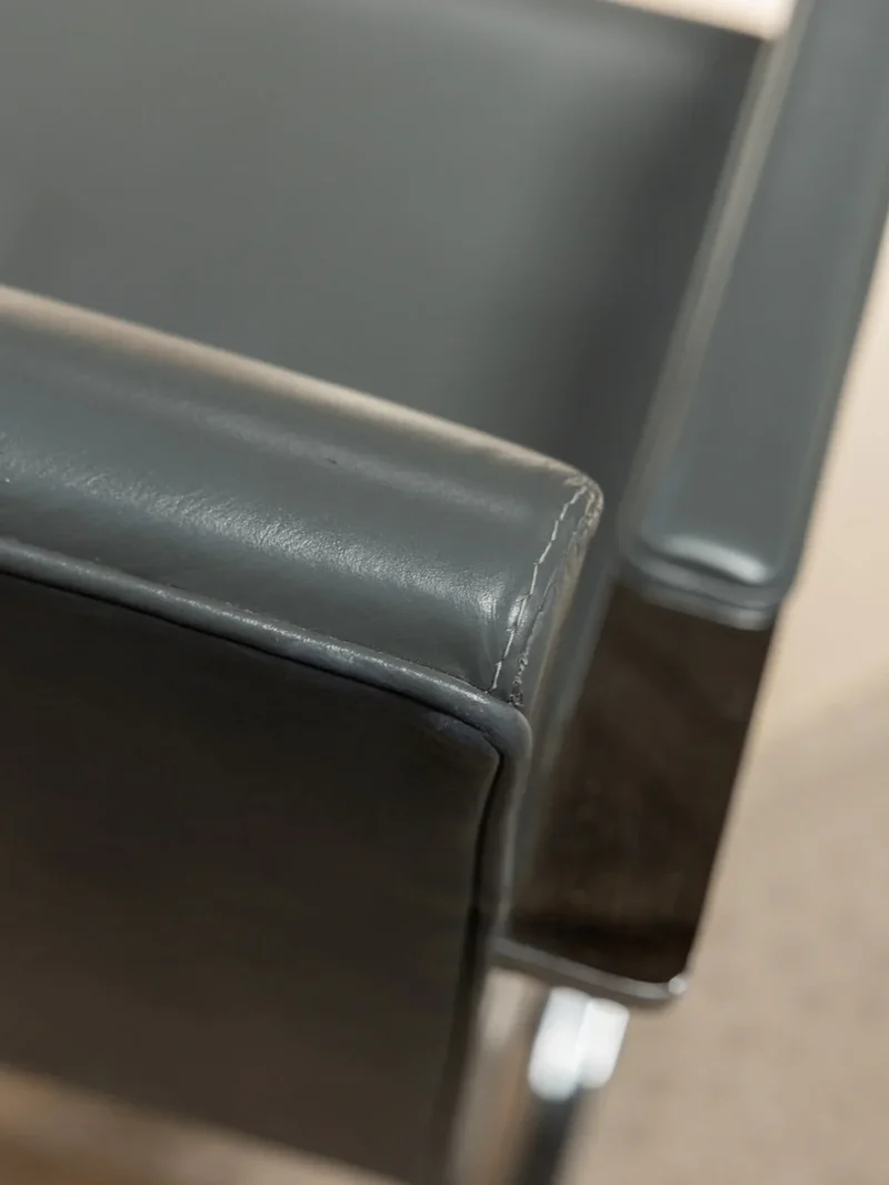 Jakob, la paire de fauteuils Brno en cuir N°532