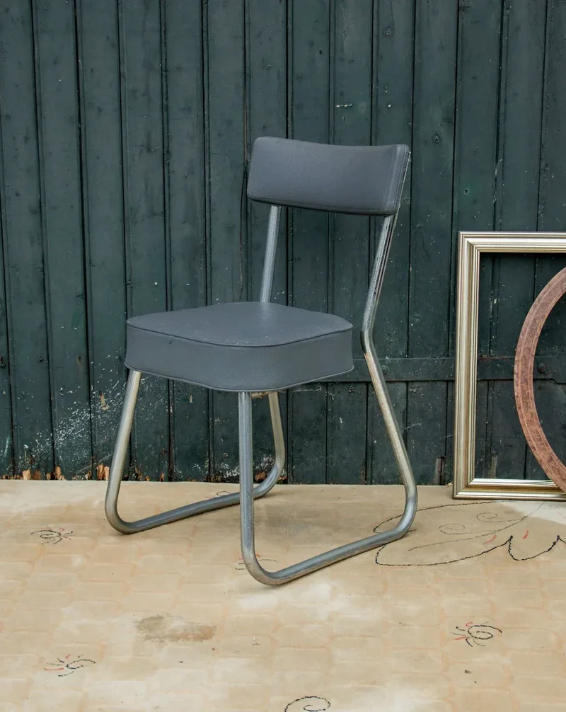 Alma, la chaise en acier et simili cuir N°704
