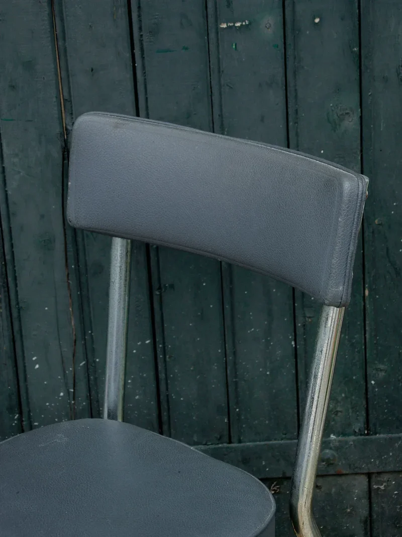 Alma, la chaise en acier et simili cuir N°704
