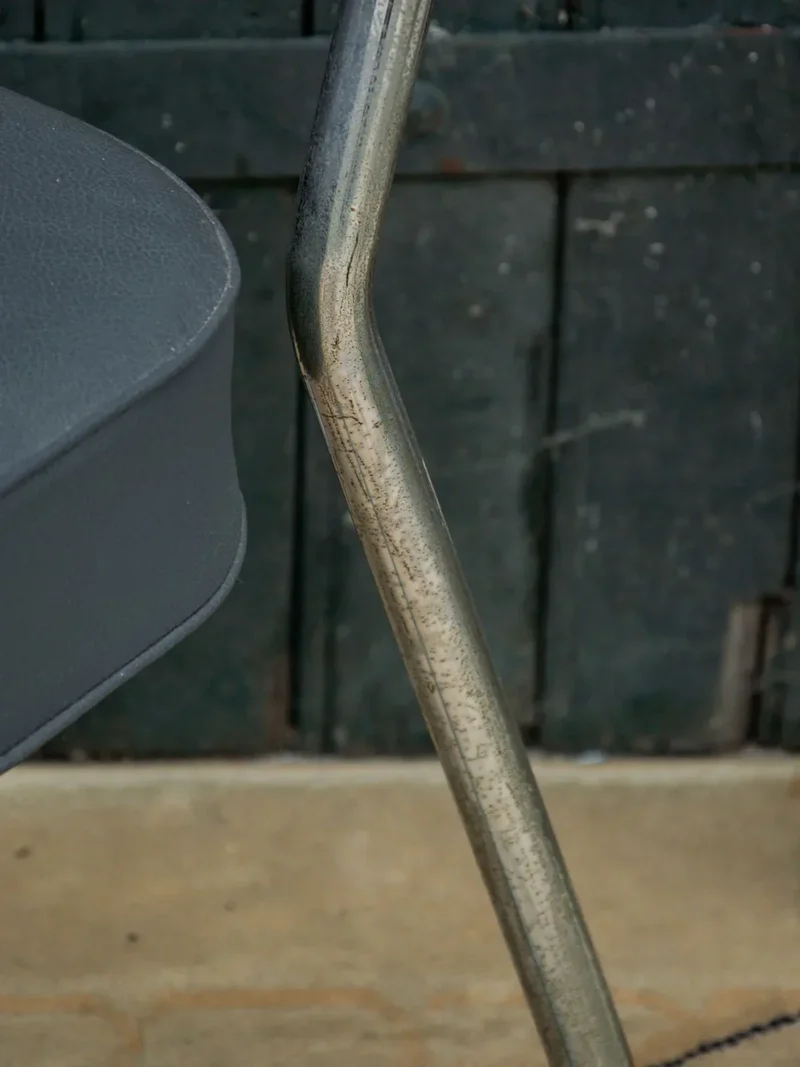 Alma, la chaise en acier et simili cuir N°704