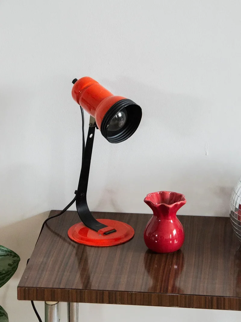 Julia, la lampe à poser en métal orange N°447