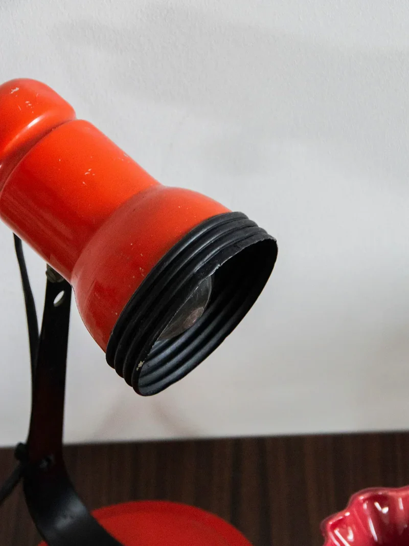 Julia, la lampe à poser en métal orange N°447